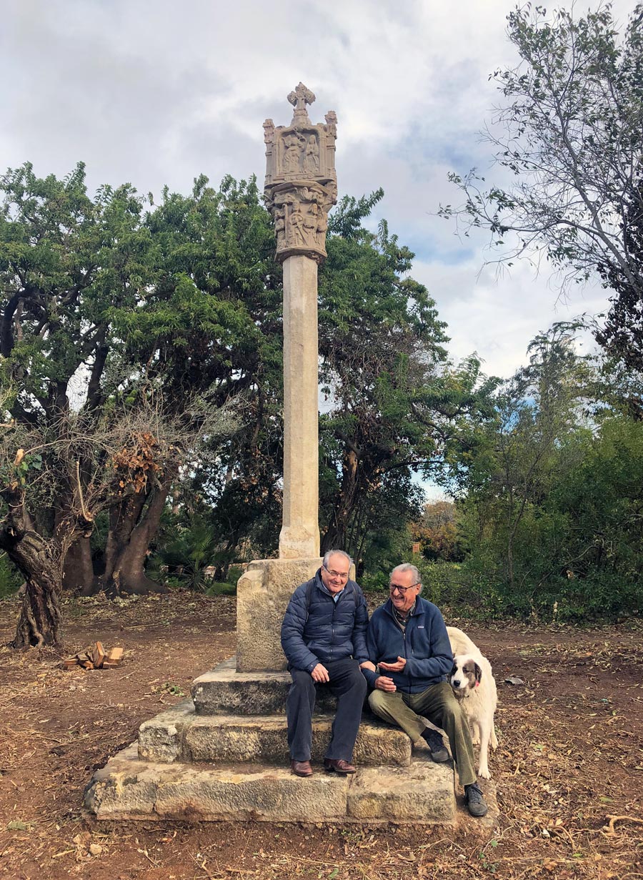 Reus. Mas de Misericòrdia. Josep M Sans Travé amb Màxim Blasco Font de Rubinat asseguts sota la creu del Tallat, dita també del Miracle.